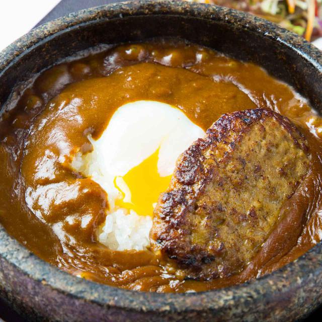 画像: カレー好きの間でも大人気。石焼ハンバーグカレー(1500円)