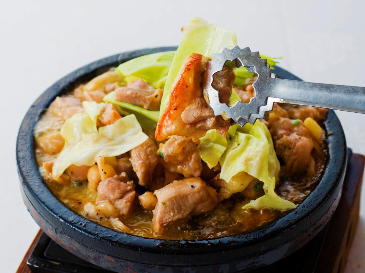 画像: しんなりキャベツとご賞味あれ。石焼妻じどり(1800円)