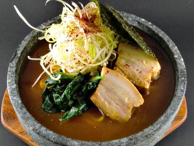 画像: 麺の下からご飯が顔を出す。名物石焼カレーラーメン(1480円)