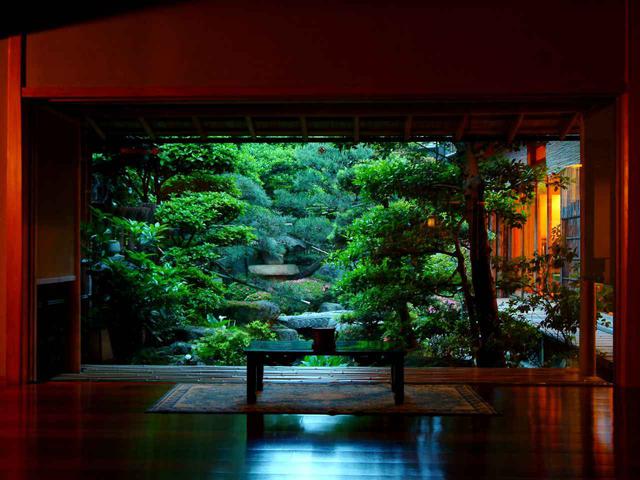 画像: 絵画のような池泉回遊式庭園