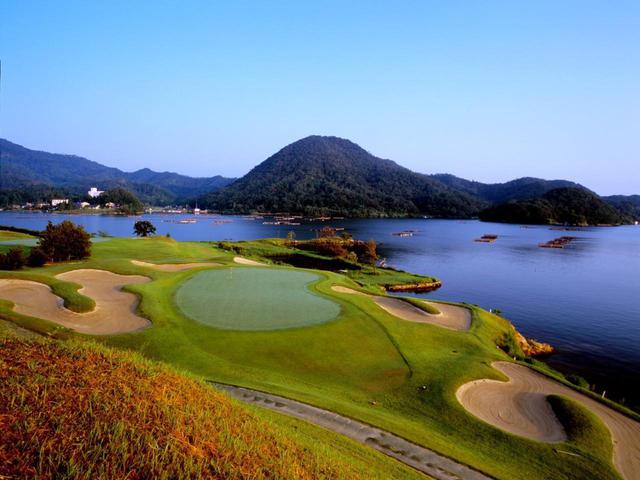 画像: 日本海沿いの名コース、久美浜カンツリークラブ