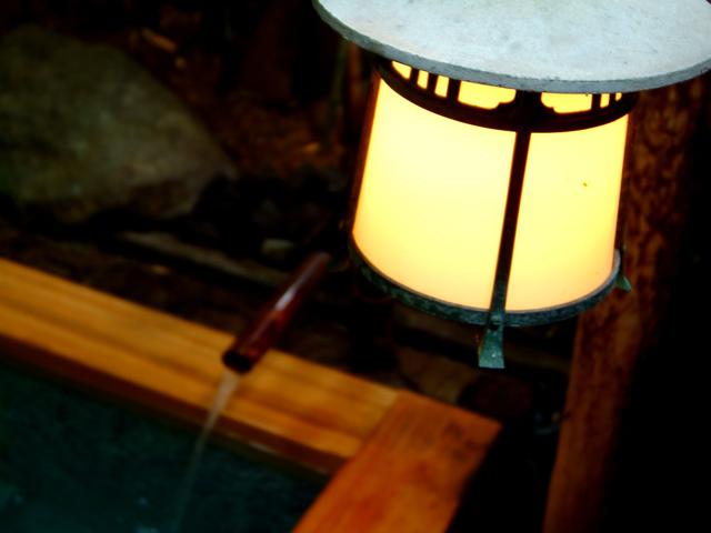 画像: 檜とランプのコントラスト、吉の湯