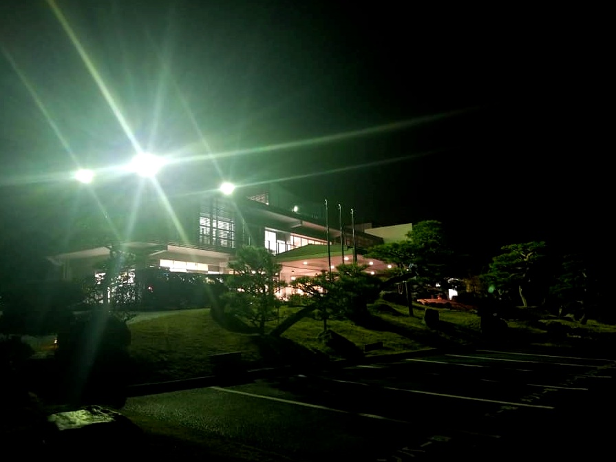 画像: 夜のクラブハウス
