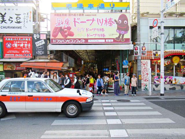 画像: 信号の向こうに見えるのが市場本通りへの入り口