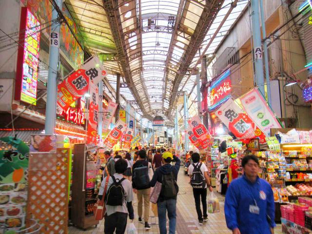 画像: この先は市場に通じているのでしょうか…。通りには観光客向けのお店がぎっしり