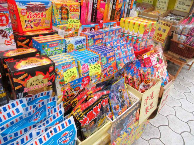 画像: 職場へのお土産など数が必要なときに頼りになります、沖縄限定のお菓子たち