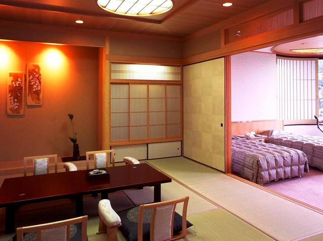画像2: 鹿児島湾沿いの「白水館」。砂蒸し風呂や江戸時代を再現した元禄風呂に入り、鹿児島の海の幸、黒豚料理に舌鼓