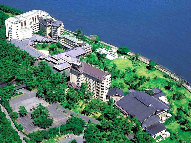画像1: 鹿児島湾沿いの「白水館」。砂蒸し風呂や江戸時代を再現した元禄風呂に入り、鹿児島の海の幸、黒豚料理に舌鼓