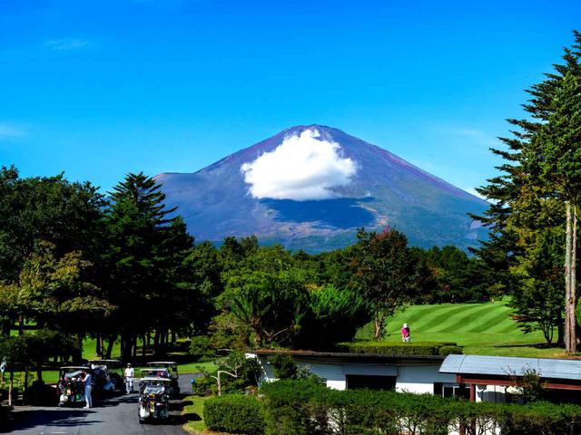 画像2: 富士平原GCのクラブハウスとクラブハウスから見える眺め。富士山が大きい