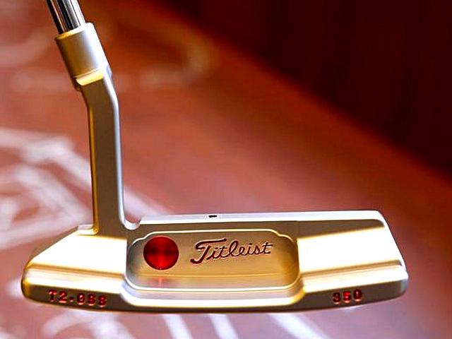 画像: フェース面はツルツルで、タイガーのパターに近いタイムレス ニューポート2。値段は80万円!