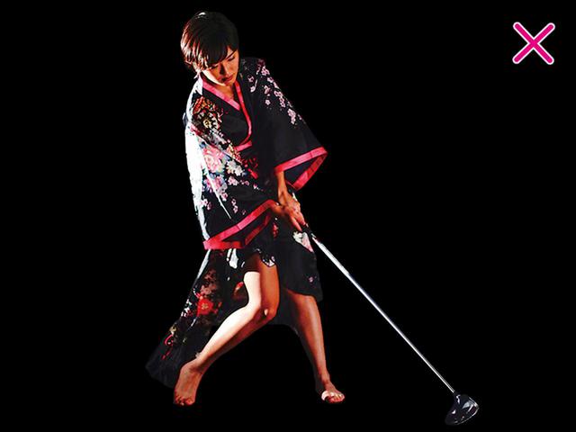 画像: 右足に体重が残ると腰が引けて力が乗らない