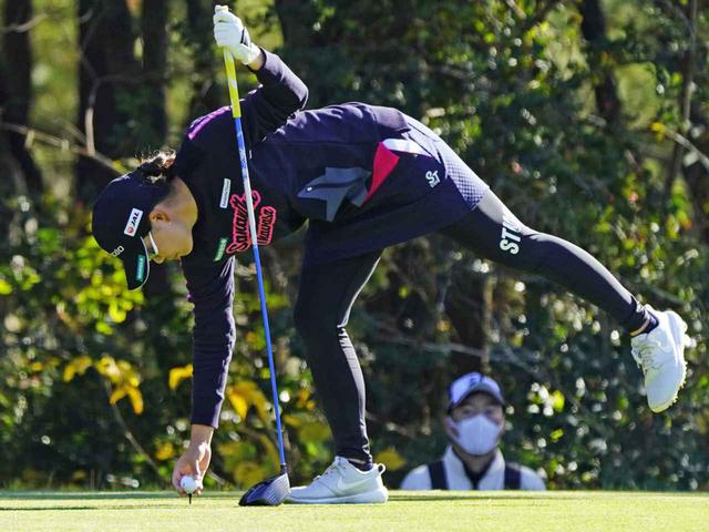 画像: ライン重視か、足元のライ重視かでティを差す位置が変わる