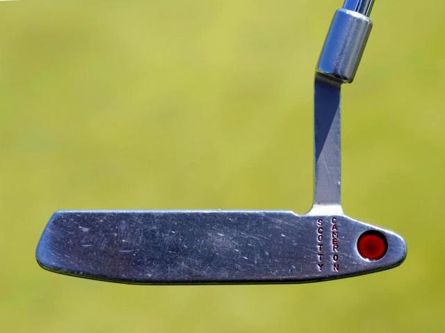 画像: タイガーのニューポート2のフェース面。長年使用の打痕やキズすら恰好いい