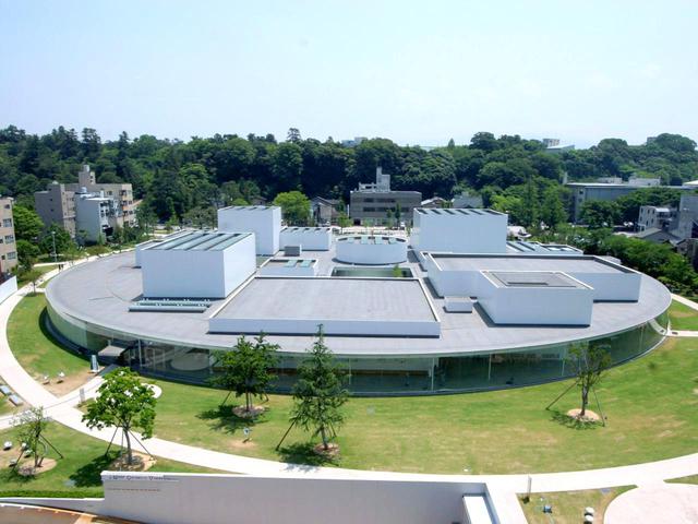 画像: 「街に開かれた公園のような美術館」をコンセプトに2004年に誕生した「金沢21世紀美術館」