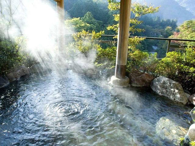 画像: 加賀温泉郷、山中温泉の5つ星旅館「花紫」。展望露天風呂