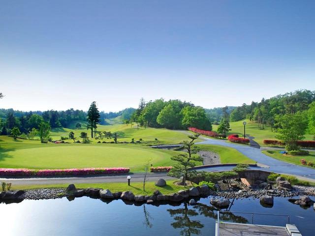 画像: 名物ホール・最終18番パー4には兼六園と同じ「ことじ灯篭」があり、日本庭園の趣を感じられる