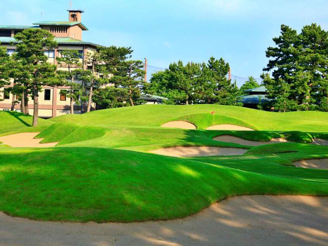 画像: 大迫力の砲台グリーンとその周りをバンカーが囲む白山コースは18番ホールは、中でも最も難易度が高い