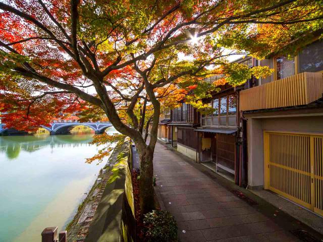 画像2: 国の重要伝統的建造物群保存地区に選定されている茶屋街「ひがし茶屋街」。小説「朱鶯の墓」(五木寛之・著)の舞台になった