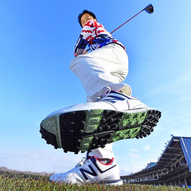 画像: 左足を踏み込んでスウィング!