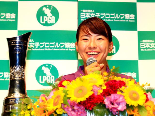 画像: 昨年の全英女子オープン優勝記者会見。英国でもスマイルシンデレラと呼ばれて大フィーバー