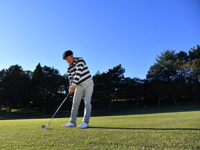 画像: ティショットの当たりが悪く、距離が残ってしまったときは「無理にグリーン近くまで運ぼうとせず、ウェッジでしっかり打っていける、手前60ヤード地点に刻みます」
