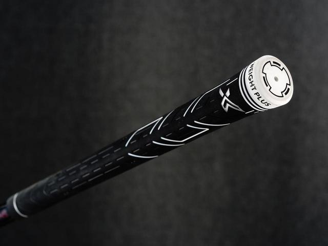 画像: シャフトは軽量ながら振りごたえがあって、ヘッドスピードが速めのゴルファーで満足できるだろう。グリップエンドのウェートが利いている