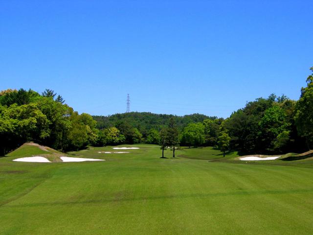 画像: 東コース15番/570㍎/パー5 真っすぐなホールだが、右はOB、左にはバンカーが連なる