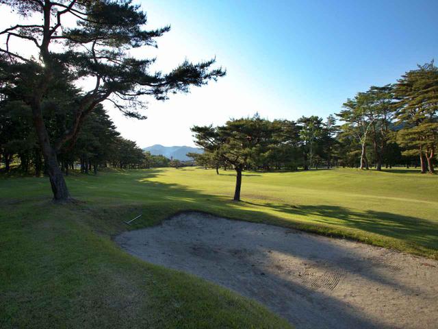 画像: 9番/517㍎/パー5(大谷)右ドッグレッグ。右の林には気を付けたい