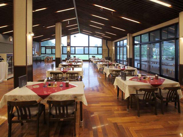 画像: 山小屋ふうのレストラン。12卓