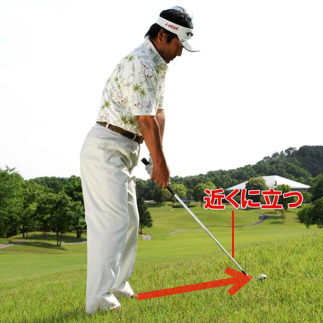 画像: 短く持っても、体とボールの距離を変えなければ意味がない。「自分とボールの距離が近くなるからミスしにくくなる、ということを忘れずに」(ユハラ)