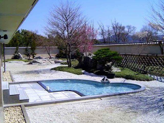 画像: 名物の天然温泉、露天風呂