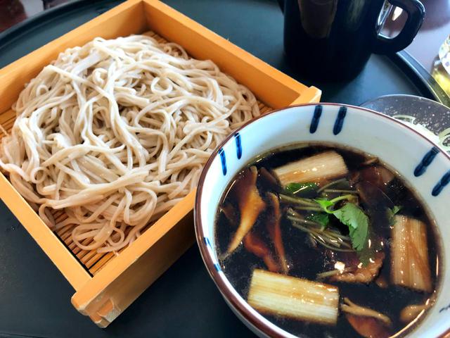画像: 「合鴨のせいろ蕎麦」(1760円)は、専門店顔負けの喉ごしと香り