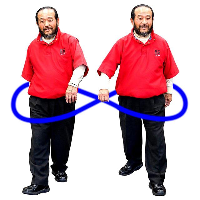 画像: 「歩行もスウィングと同じ。不自然に直線的な動きをせず、回転する水のパワーを利用するイメージで行う。筋力だけを使って歩くより、体内の水を回す歩き方をすれば、疲れないし、リズムもよくなります」