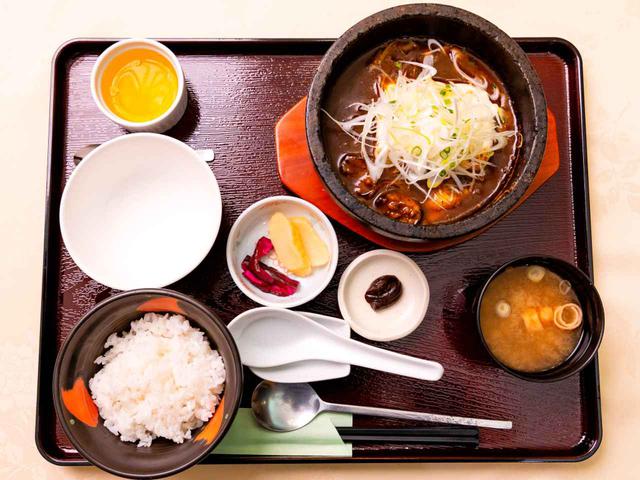 画像: たっぷりの白髪ネギとぶつ切りの長ネギが食感と甘みをプラス。ご飯、味噌汁、お新香、季節のデザート、サラダバー付き