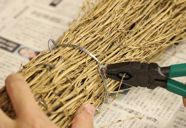 画像: 針金で補強