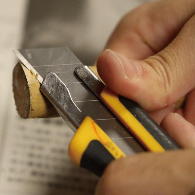 画像: 節で膨らんでいる部分はカッターで削る