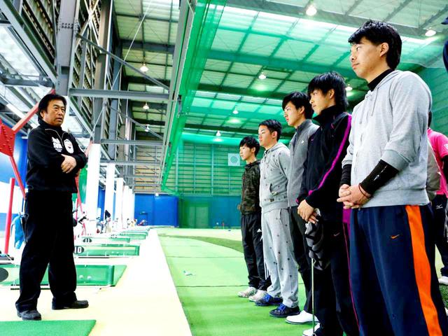 画像: 湯原プロが監督を務める東京国際大ゴルフ部では、自分固有のリズム・テンポ・タイミングを感じ取る訓練を常にしている