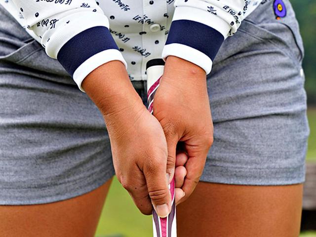 画像: 左手首の角度が大きめ、左右の手は詰めて密着。逆オーバーラッピングで握る