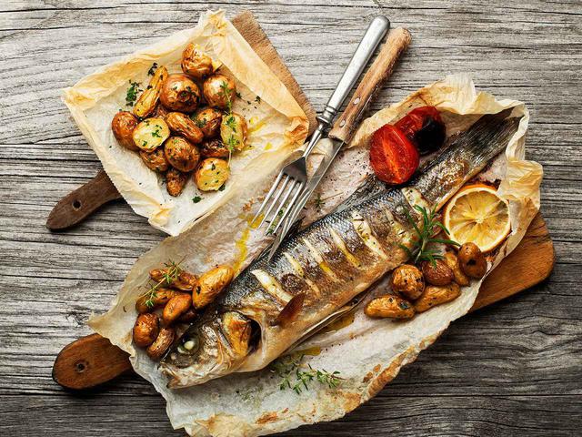 画像2: オープンエアの地中海レストラン「ハラニ」、メニューのひとつフィッシュロースト、名物のポテトフライ。白ワインが合う