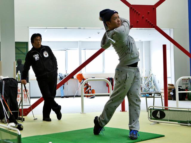 画像: ゴルフ部員と湯原監督