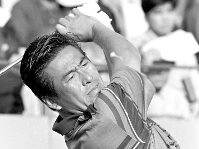 画像: 沖縄の強い海風が吹きつける大京オープン(1992年)でのプレー。「3カ所の風を読むときは、山や谷、林など周りの地形を考慮して、風がどう変化するのかを予想するのです」
