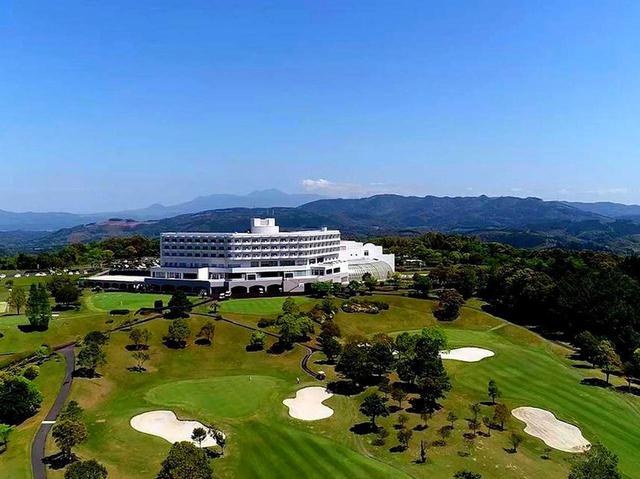 画像: 宿泊はゴルフ場の目の前、さつまリゾートホテル。全室ゴルフコースビュー