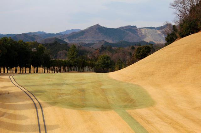 画像: 南コース1番(409Y・P4)右の斜面をショートカットしすぎると中腹にひかかってしまう。コースなりに遠回りしたほうがスコアメークしやすい