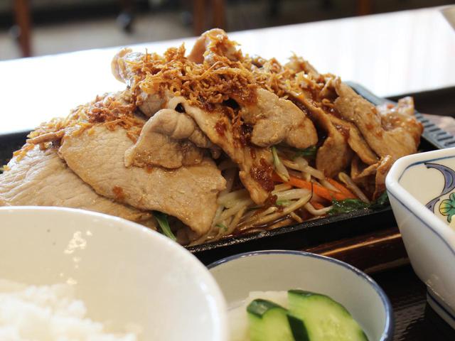 画像: "タップリもやしの"豚肉の鉄板生姜焼き(1500円・税別)