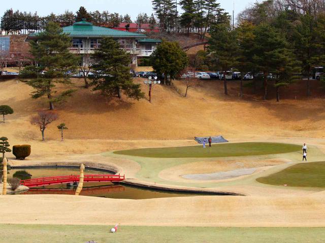 画像: 南コース7番ホール(136Y・P3)ニックネームは「ひょうたん池」・