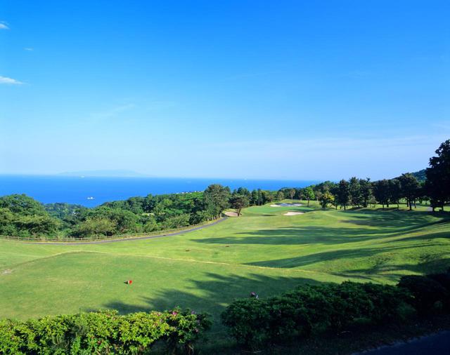 画像: 海と山が近いのでダイナミックな地形と絶景が両方たのしめる