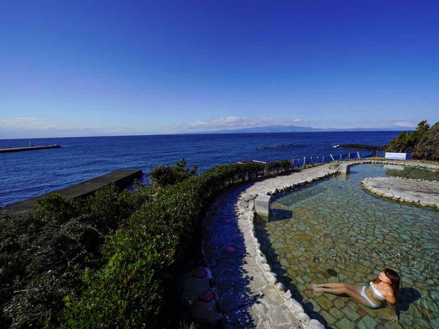 画像: 日帰りなら滞在5時間。どこまで楽しめる? 写真は混浴露天風呂「浜の湯」(水着の着用必須)