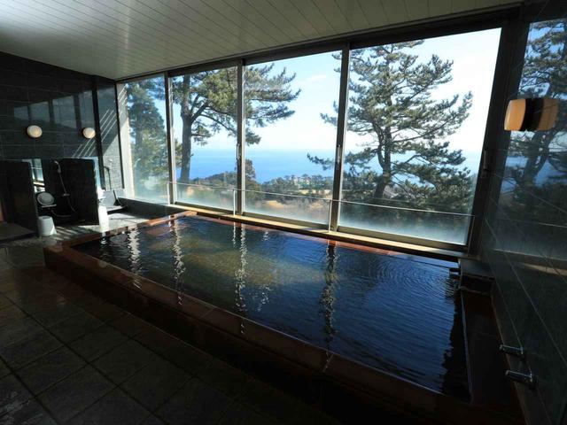 画像: 海を見渡す絶景浴場。源泉は敷地内から湧き出た源泉がかけ流し