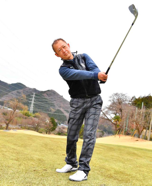 画像: 厄介な左足下がりの打ち方