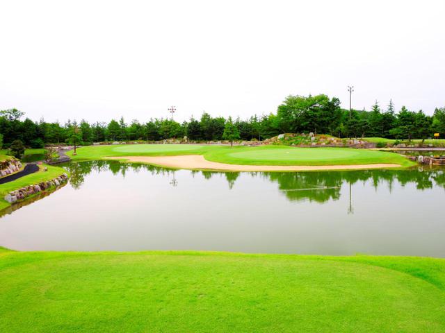 画像: 水戸レイクスカントリークラブ 15番ホール(167Y・P3)ビーチバンカーとアイランドグリーンが特徴的